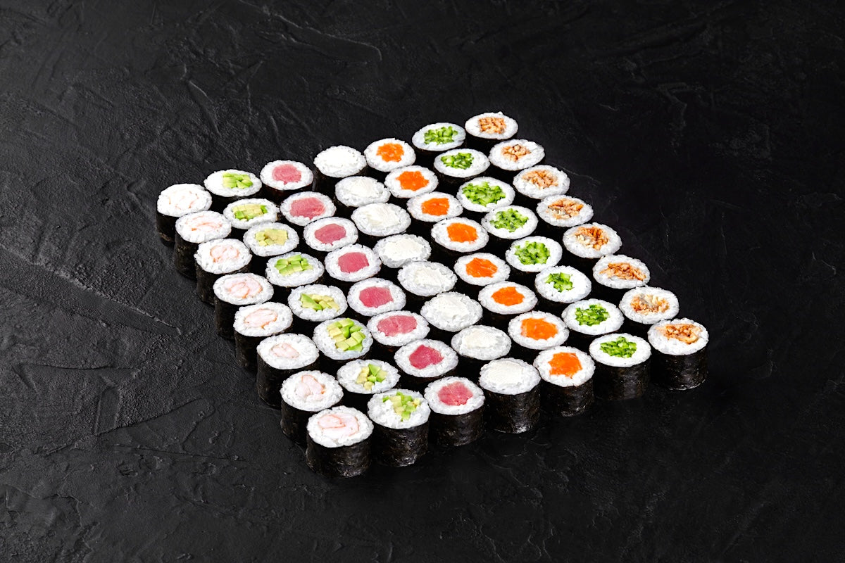 makizushi on black platter