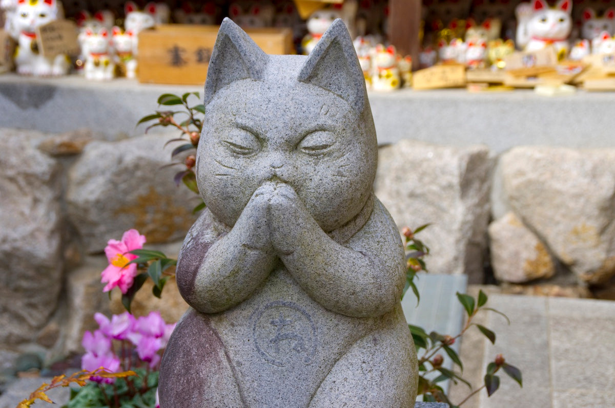 cat statue at omatsu daigongen