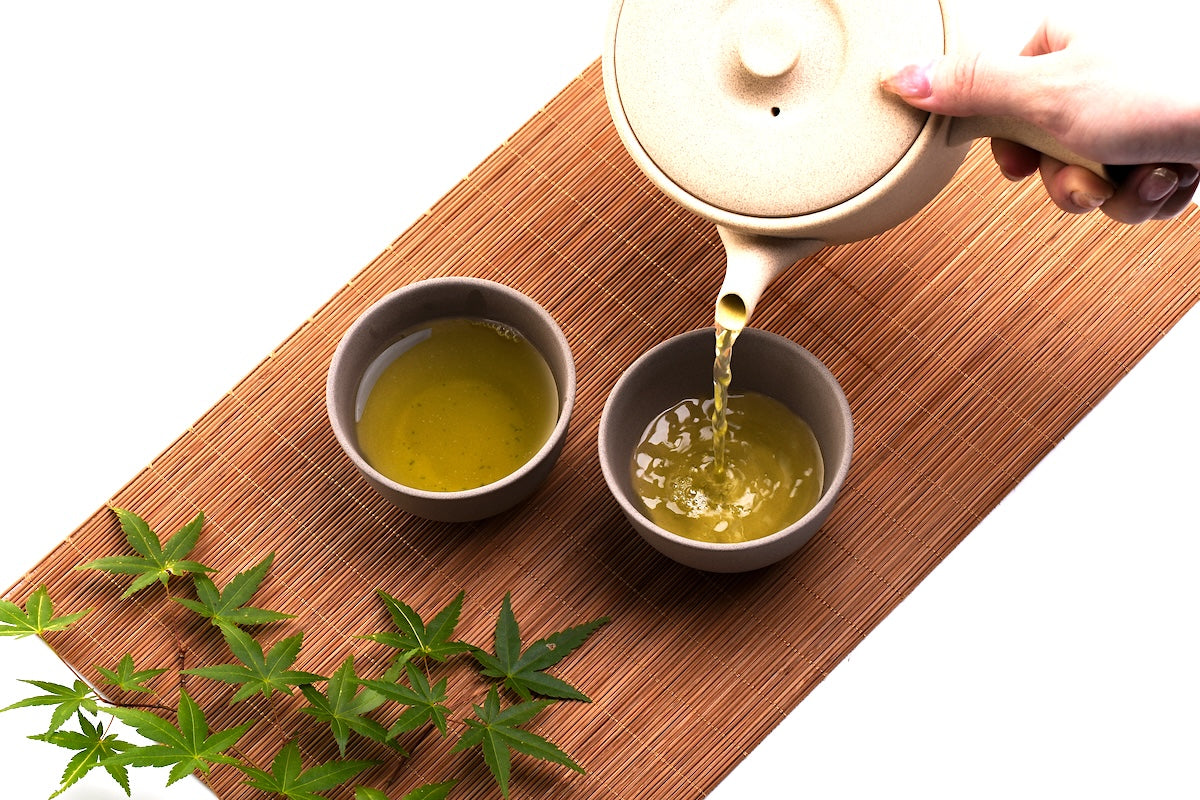 pouring tea with yokode kyusu