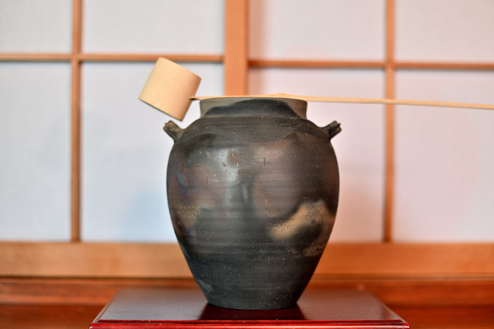 bizen water jar with scoop